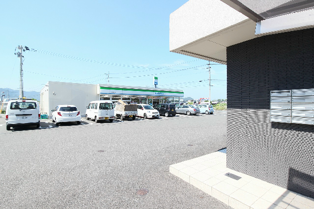 ソレアード中曽根　C棟  ﾌｧﾐﾘｰﾏｰﾄ 上曽根新町店