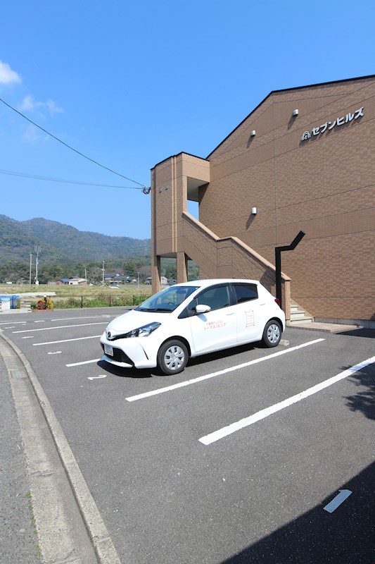 セブンヒルズ 建物の前に駐車スペースがあります。