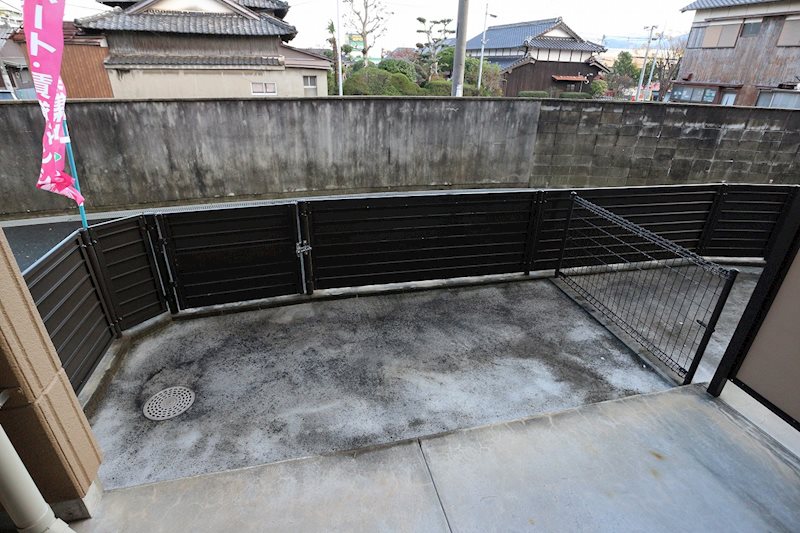 愛メゾン  広い専用庭付き