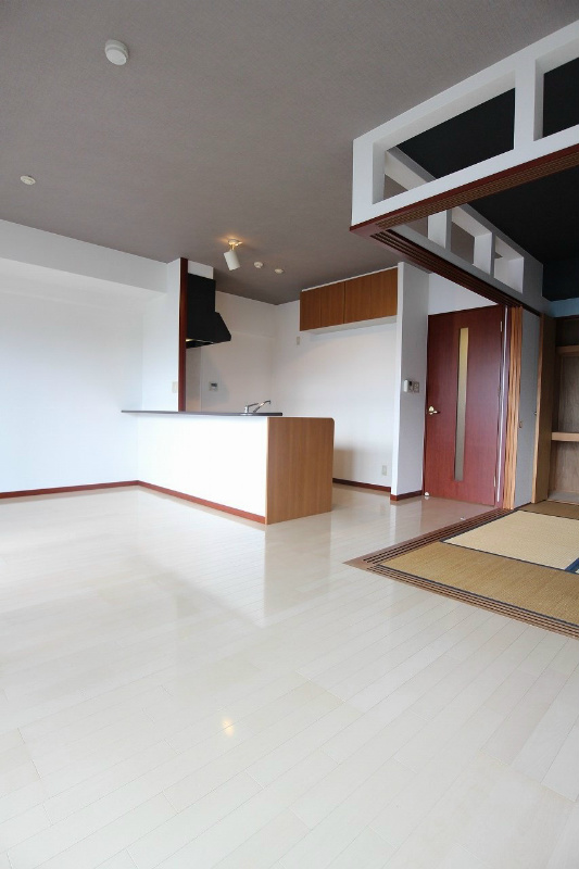 コンフォートスクエア安部山  ※別号室の写真です。オールフローリングのお部屋です