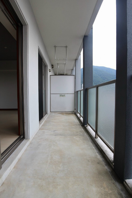 コンフォートスクエア安部山  ※別号室の写真です。広いバルコニー♪