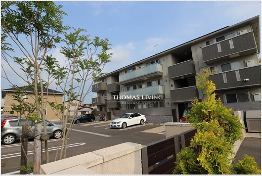 防犯シャッターゲート付き。手前3階建ての物件が本物件です。