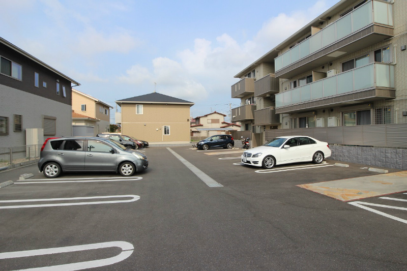 メゾン・ラフィーネ A棟   広い敷地の駐車場です。シャッターゲート式で安心ですね！