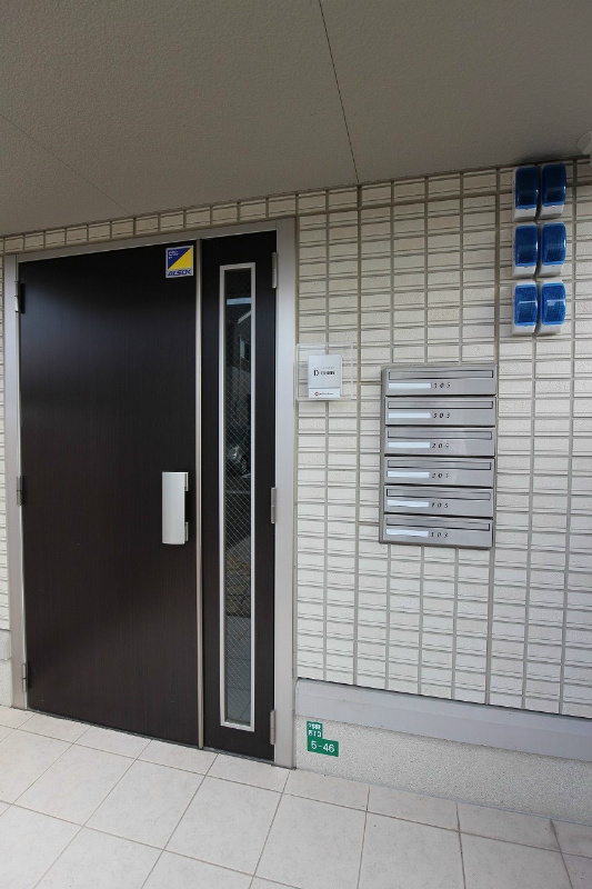 メゾン・ラフィーネ A棟   入口にはドアを設置してます。小さな事ですが安心に繋がります。