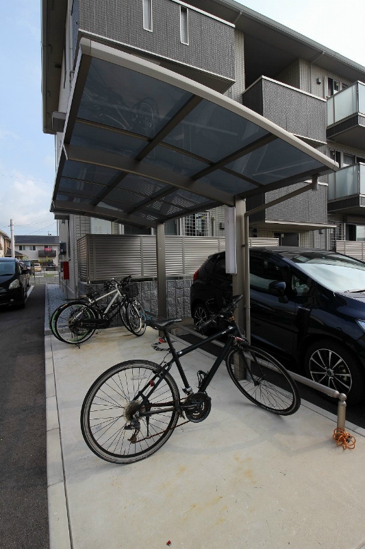 メゾン・ラフィーネ A棟   駐輪場は敷地内に２箇所です。いづれも屋根付き。
