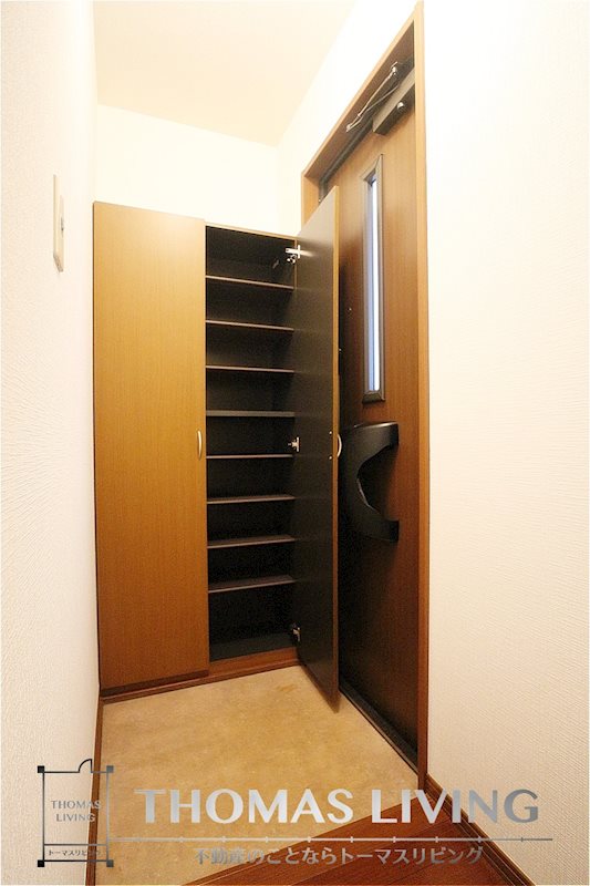 ウィルモア綺麗 A棟  収納の多い玄関です。