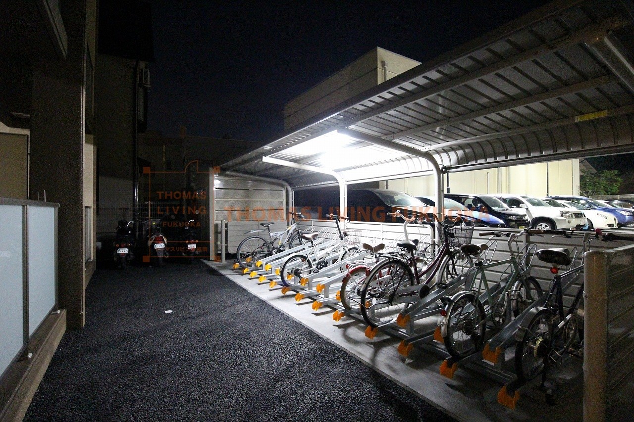 City Court 折尾 駐輪場は夜でも明るいです。