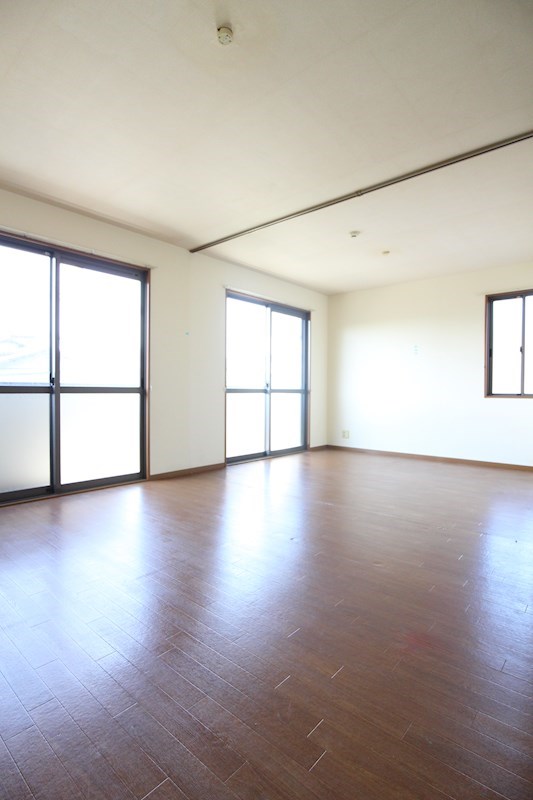 リビングタウン中曽根　A棟 洋室の仕切りの使い方でお好みの部屋に！！