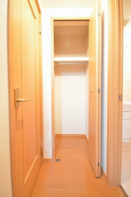 アバンツァートカーサ溝尻　B棟 収納が多く、物置もあります。