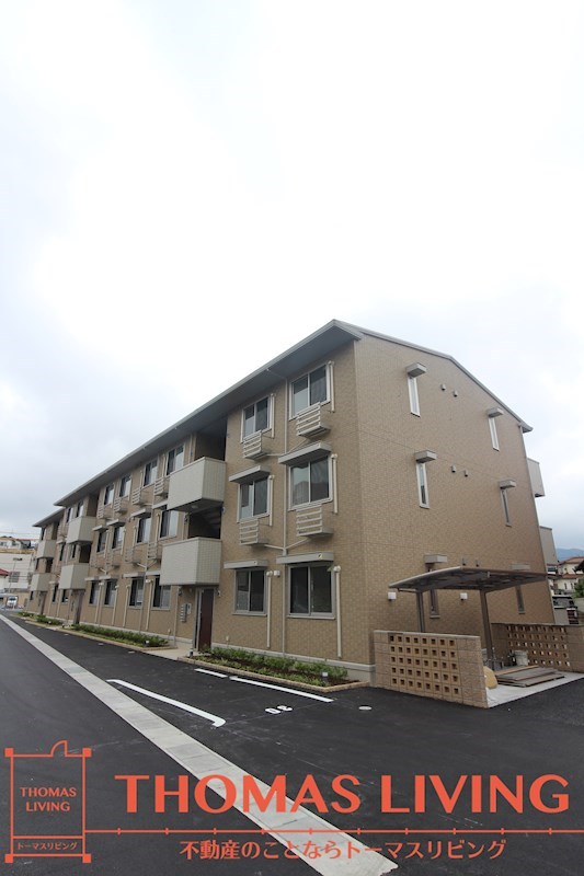コンビニが近く、駐車場も多くお勧めです。