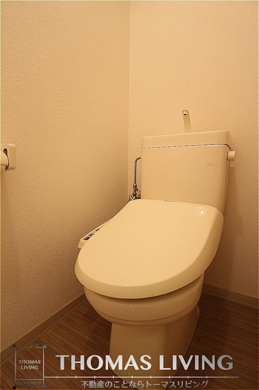 ヴィラ・サンロイヤル C棟  温水洗浄便座付きのトイレです。