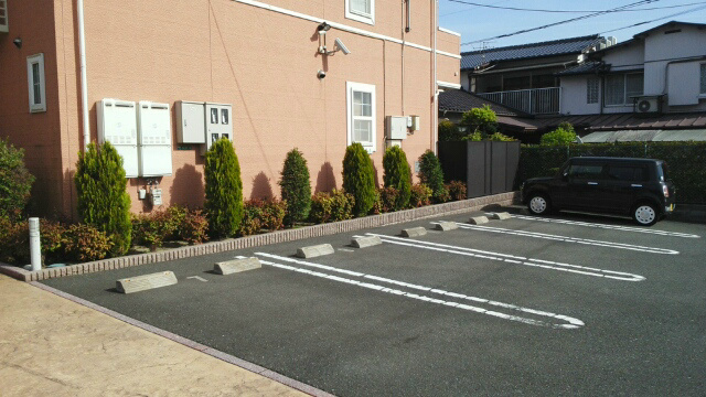 クレストール葛原 駐車場も平置きで広々、駐車場し易いです。