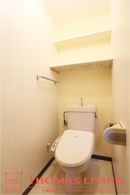 エクセル青葉台 収納棚・温水洗浄便座付きのトイレです。