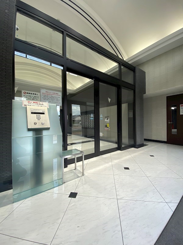 グランドパレスステーションテラス行橋 オートロックでセキュリティも安心です。