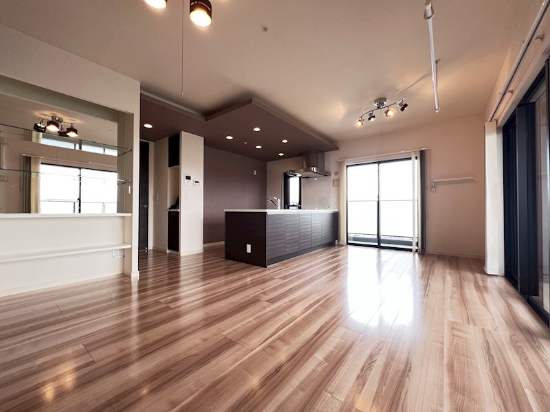 グランドパレスステーションテラス行橋 17.2帖の広々としたリビング。