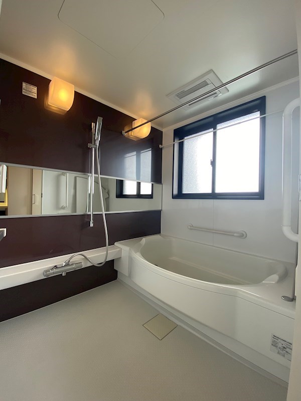 グランドパレスステーションテラス行橋 浴室に窓が付いているので換気もバッチリです。