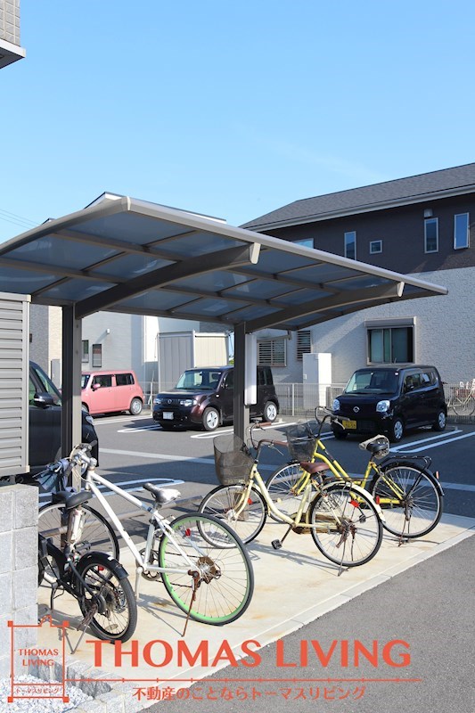メゾン・ラフィーネ A棟   駐輪場は敷地内に２箇所です。いづれも屋根付き。