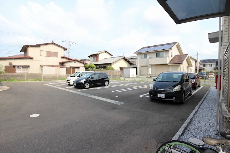 メゾン・ラフィーネ Ｂ棟 駐車場