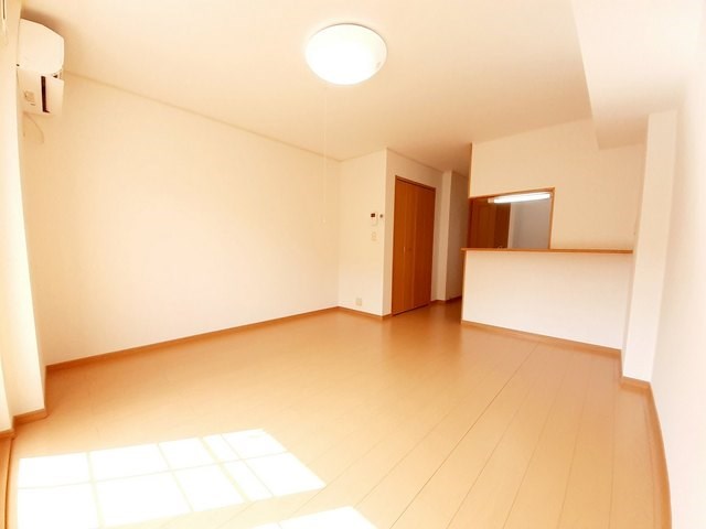メゾン若園 B棟 広々使えるリビング
