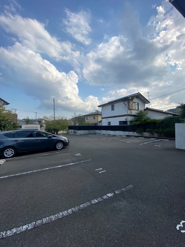 サンクス光 広いスペースで駐車も楽々です