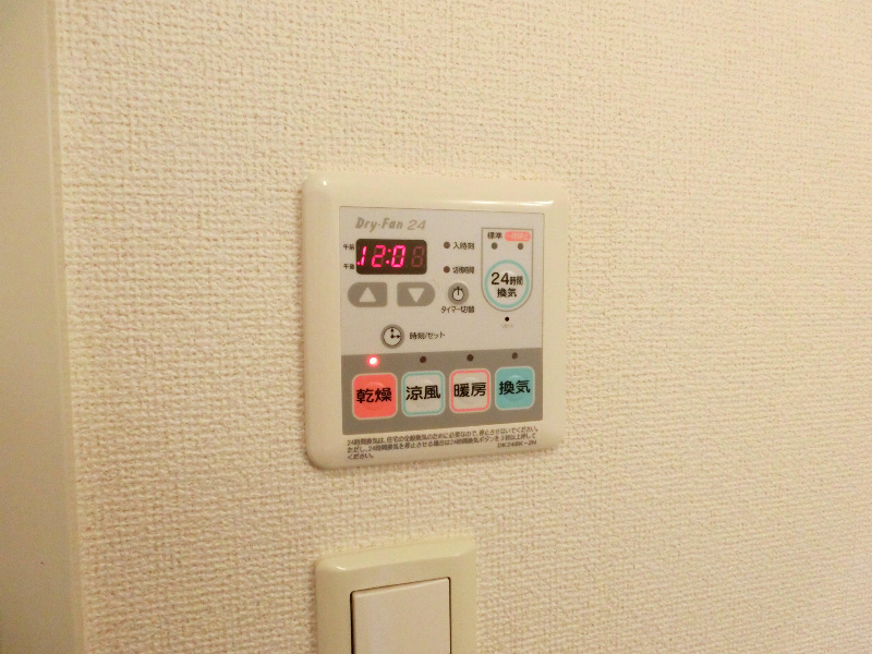 サンレミ葛原 E棟 浴室乾燥機は本当に便利ですよ！雨の日でも洗濯が可能です。