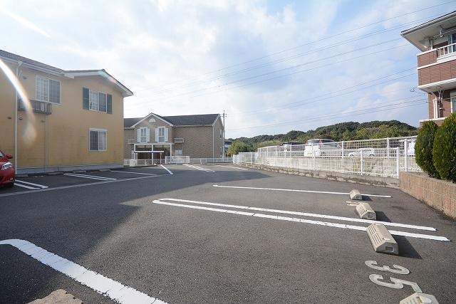 サンレミ葛原 E棟 駐車場