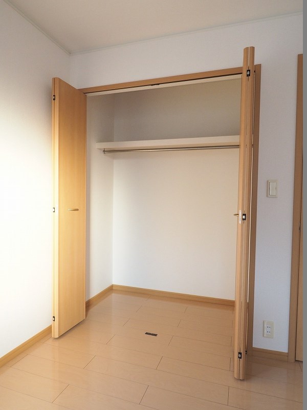 サンレミ葛原 E棟 大容量のクローゼットです。