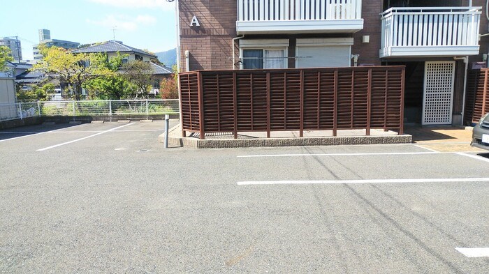 シャトン・アイ　B棟  駐車場
