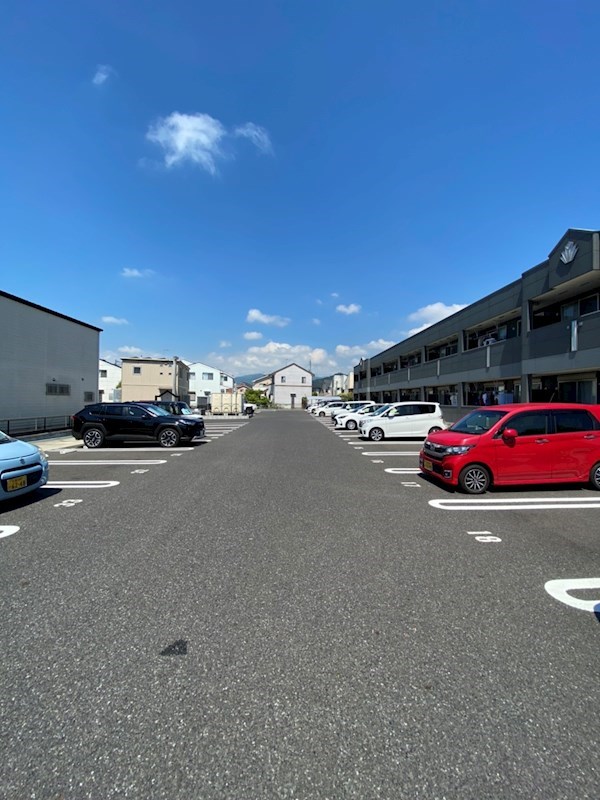 メゾン・ド・クライム  広いスペースで駐車も安心です