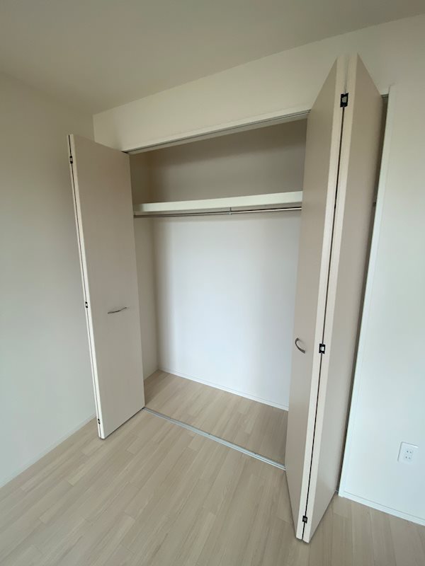 グローリアス行橋Ⅳ  ※別号室の写真です。奥行きのある収納です