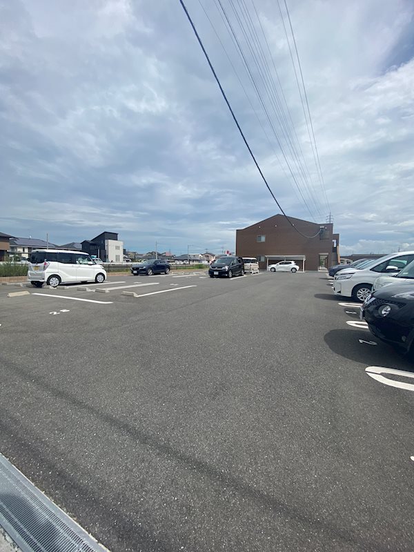 グローリアス行橋Ⅳ  駐車場が広く車も停めやすいです