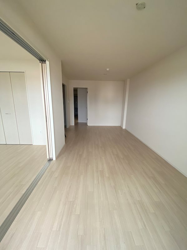 グローリアス行橋Ⅳ  ※別号室の写真です。広々としたリビングです！