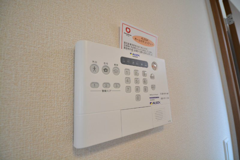 クレール下城野 ※別号室の写真です。ボタン一つ・警報一つでガードマンが駆けつけます！