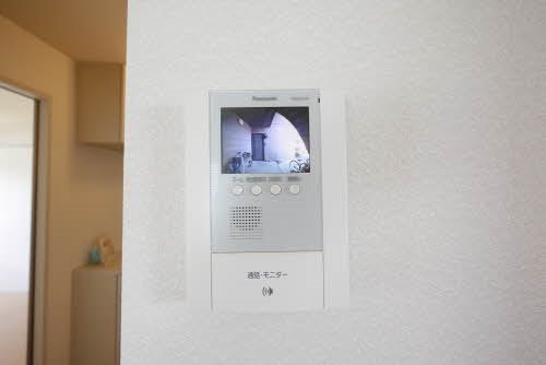 アルカディア D棟  来客者が確認できるモニター付きインターホン。