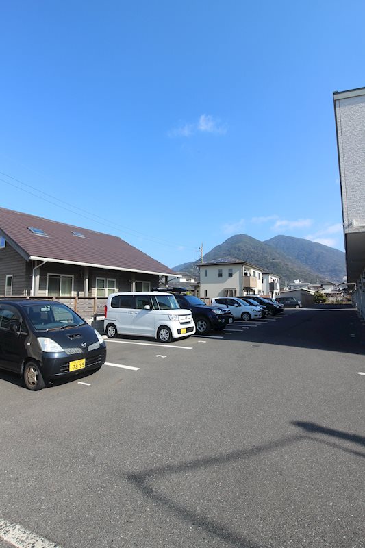 ルネス若園 A棟 駐車場