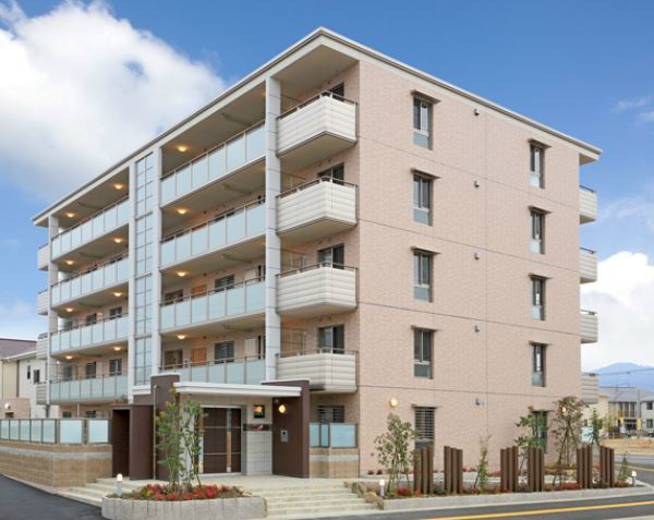 オートロック付きの築浅マンションです。