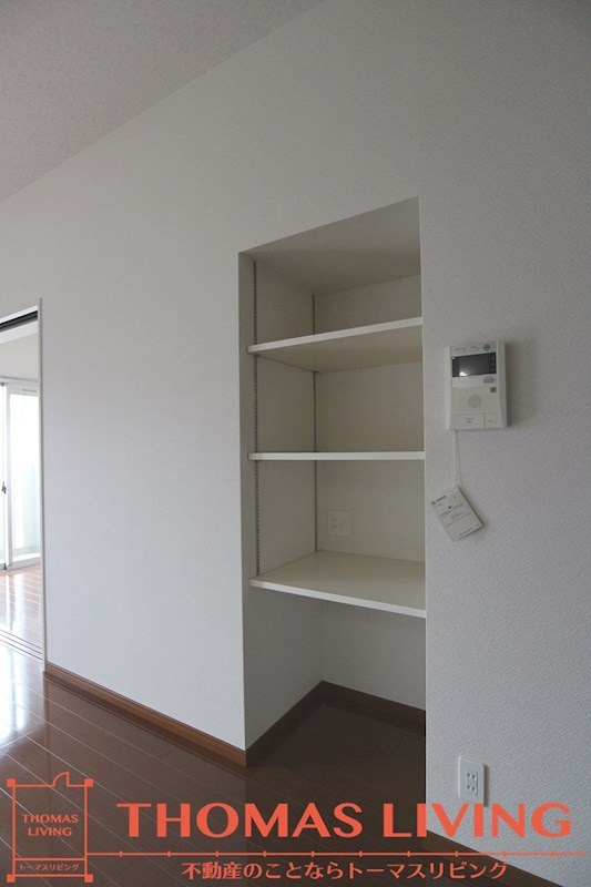 アローネ諏訪町   キッチン横の収納です。