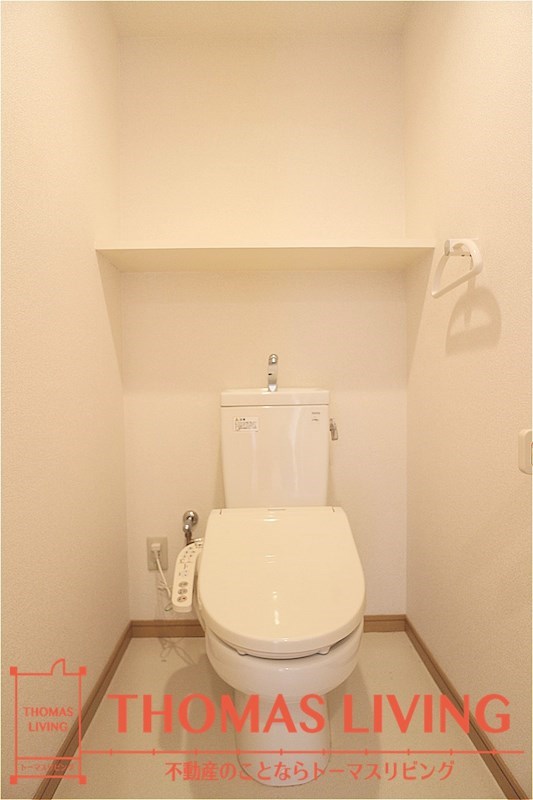 プレステージ大平 収納棚があるトイレです。