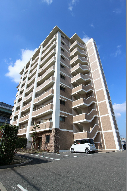 ニューシティアパートメンツ南小倉 Ⅰ 外観。