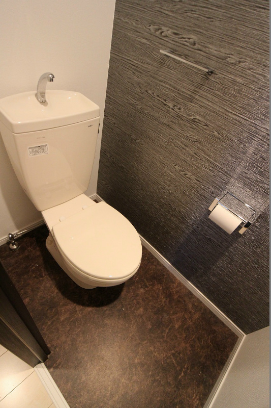 PIAGET デザインクロスのおしゃれなトイレです。