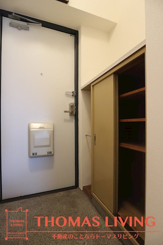 ベルガ本城 シューズボックス付きの玄関です。