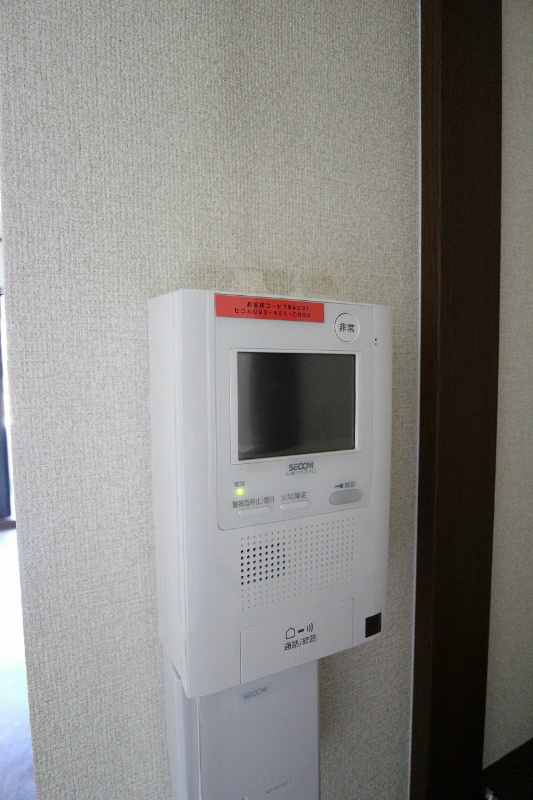 福岡県北九州市戸畑区中原西２丁目 来客確認が出来るTVモニターホンが備わっています。