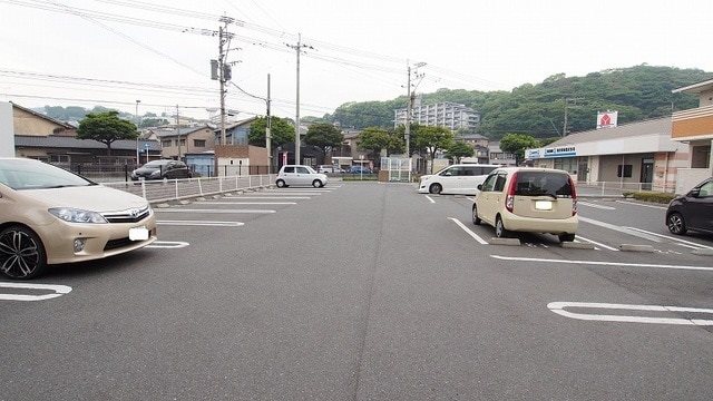 ファイン若松 B棟 駐車場