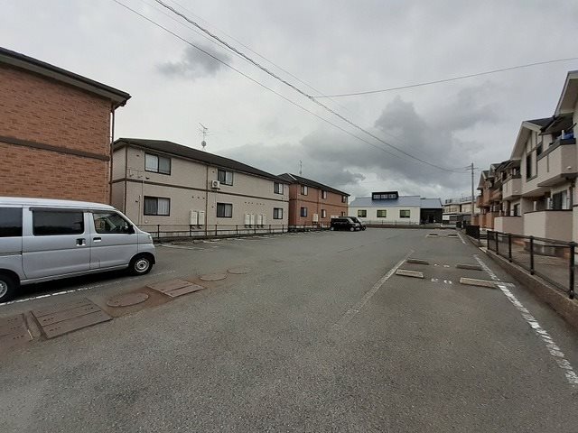 スリーワンスリーヒルズD 駐車場