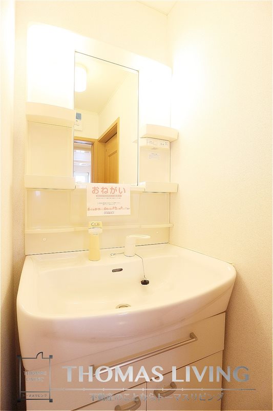 ファミーユM B棟  収納の多い独立洗面台です。