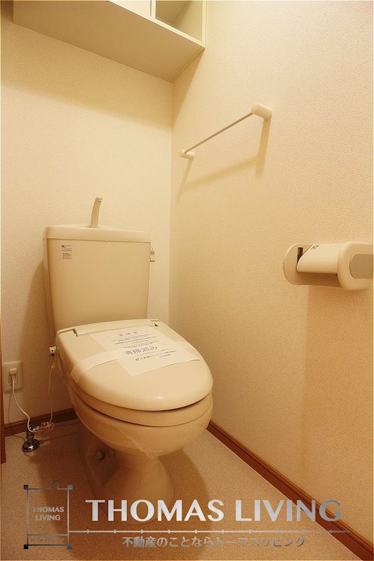 ファミーユM B棟  タオル掛け・収納棚付きのトイレです。