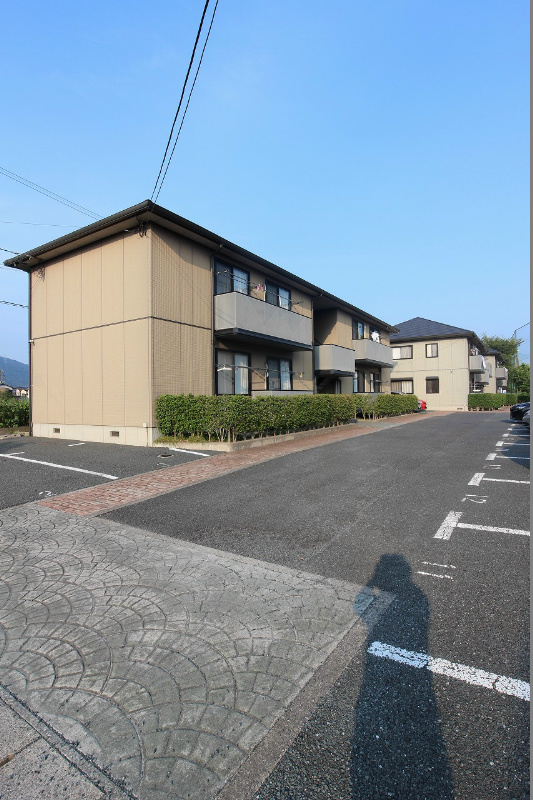 グランディール・86　C棟 小・中学校も近くお子様の通学にも安心ですね。