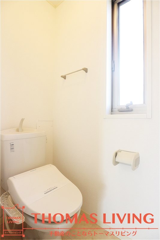 グランチェスタ鴨生田Ⅲ 窓のあるトイレです。