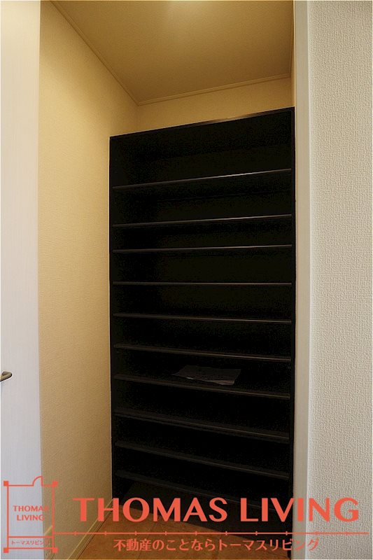 グランチェスタ鴨生田Ⅲ 玄関収納が多く、広々としてます。