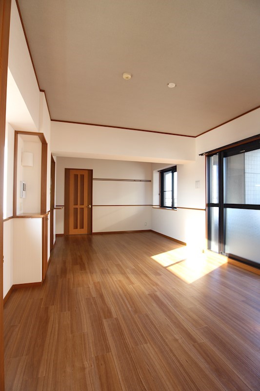 ニューサンリバー13番館 日当たりの良い広々としたリビングです